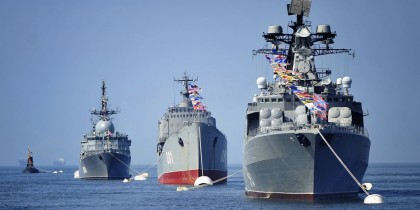 Военные корабли стоят на бочках