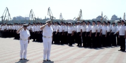 Моряки получают дипломы