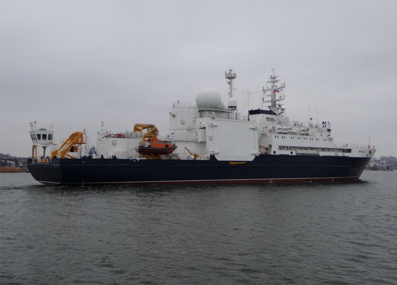 Океанографическое судно Янтарь идет в канале