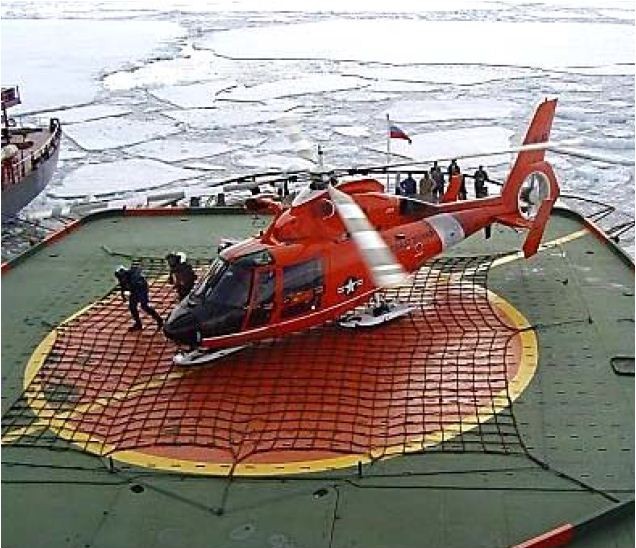 Вертолет на палубе ледокола 